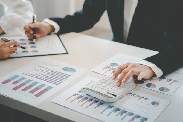 The financiers are calculating personal taxes for their customers."t"r